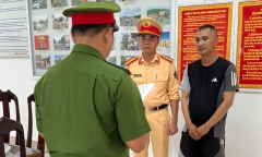 NÓNG: Bắt khẩn cấp tài xế vung gậy bóng chày hành hung người cha chở con đi học