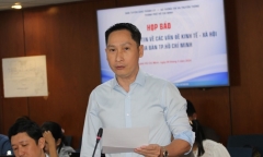 Vụ Đàm Vĩnh Hưng cài huy hiệu 