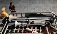 CSGT Hà Nội xử lý loạt xe tải “độ” đèn, còi hơi và chở vật liệu rơi vãi trên đường