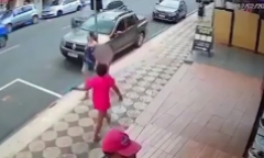 Video: Người phụ nữ vô cớ tát bé gái 5 tuổi giữa phố, nhiều người phẫn nộ