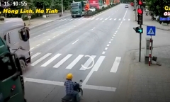 Tài xế ô tô vượt ẩu, hất người đi xe máy ngã vào đầu xe ben