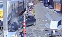 Clip: Đứng tim cảnh ô tô va chạm tàu hỏa, 2 người thoát nạn trong gang tấc ở Bỉ