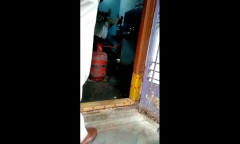 Rắn hổ mang chúa khổng lồ dài 4,5m bò vào bếp, cả gia đình hoảng sợ bỏ chạy 