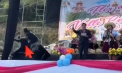 Clip: Khoe khoang bắt được rắn hổ mang trên đường, người đàn ông bị cắn tử vong