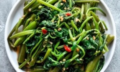 Rau “nhà nghèo” ở Việt Nam sang Mỹ đắt hơn thịt, cực
