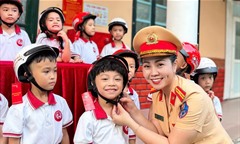 Chuyện về nữ CSGT miệt mài đưa pháp luật về trật tự, an toàn giao thông đến trường học và khoảnh khắc đời thường