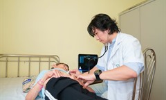 Mệt nhiều, yếu nửa người nhưng ngại làm phiền con, người phụ nữ phát hiện tái phát đột quỵ