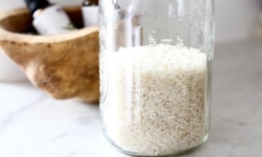 Công dụng không ngờ khi đặt một lọ gạo trong tủ quần áo