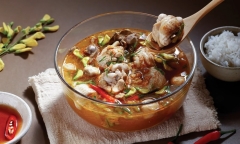 Ngày hè nóng nực mà đãi cả nhà món canh gà kiểu Thái chua chua cay cay thì ngon đúng bài