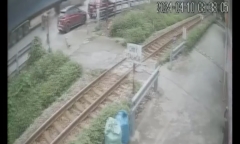 Video: Không quan sát, cô gái bị tàu hỏa tông trúng khi băng qua đường ray