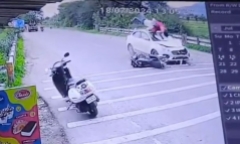 Hai xe máy bất ngờ bị chiếc ô tô tông văng lên không trung
