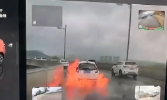 Clip: Xe ô tô bất ngờ bốc cháy ngùn ngụt ngay sau khi vượt vũng nước