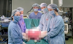 Uống thuốc nam không rõ nguồn gốc, người phụ nữ mang khối u khổng lồ nặng 15kg