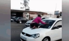 Video: Giải cứu người chồng cố thủ trên nóc capo, bị vợ lái đi gần 100km