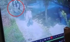 Clip: Khoảnh khắc sét đánh trúng 5 sinh viên trú mưa dưới cây