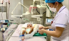Bé 6 ngày tuổi mắc bệnh lý vàng da sau sinh được thay máu toàn phần