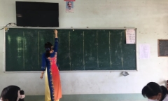 Cô giáo đột nhiên chia bảng thành 5 phần, học trò vừa nhìn là biết ngay 