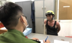 Vụ xông vào tiệm vàng, đập bể tủ kính ném vàng ra đường: Lời khai của nghi phạm