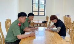 Mặc trang phục CAND để “câu like’’ trên mạng, chủ quán cắt tóc bị xử phạt