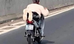 Nam sinh lớp 11 đầu trần, làm 