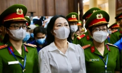 Bị cáo Trương Mỹ Lan mặc áo sơ mi trắng xuất hiện tại phiên tòa xét xử vụ Vạn Thịnh Phát