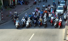 Dừng xe tránh nắng dưới bóng cây chờ đèn hiệu giao thông có bị xử phạt?
