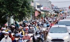 Hàng nghìn phương tiện với đồ đạc lỉnh kỉnh nối đuôi nhau trở lại TP.HCM, tài xế tranh thủ ăn phở lúc chờ phà