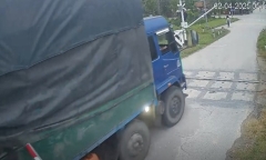 Clip: Xác minh vụ xe tải tông gãy gác chắn, lao qua đường sắt khi tàu đang đến gần