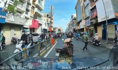 Tước giấy phép lái xe người đàn ông chở cháu bé đi ngược chiều, bỏ xe giữa đường