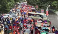 Mưa lớn giờ tan tầm, đường phố ùn tắc, người Hà Nội chật vật di chuyển về nhà