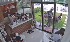 Bất ngờ thấy rắn lao ra trước mặt, nam cảnh sát hoảng hốt bỏ chạy