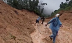 Clip: Nhóm người thoát nạn trong gang tấc khi đất đá do sạt lở đổ ập xuống đường ở Đà Nẵng