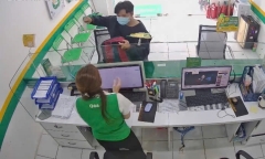 Nam thanh niên cầm dao xông vào một cửa hàng ở Đồng Nai, uy hiếp nhân viên để cướp tài sản