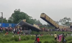 Tàu chở hàng đâm tàu chở khách, nhiều người thiệt mạng