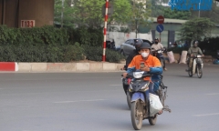 Tài xế nối đuôi nhau đi ngược chiều, leo lên vỉa hè bất chấp mức phạt cao