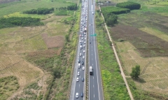 Mùng 2 Tết, cao tốc từ TP.HCM đi Bình Thuận ùn tắc kéo dài