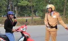 Dừng xe để nghe điện thoại có bị xử phạt?