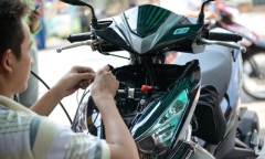 Thay đèn xe máy từ bóng halogen sang bóng led trắng có bị phạt không?