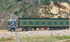 Gỡ dây điện mắc trên nóc xe tải, tài xế bị điện giật tử vong