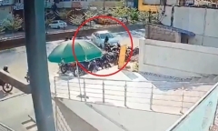 Clip: Ô tô mất lái gây tai nạn liên hoàn, đâm trúng người đi bộ và 8 xe máy