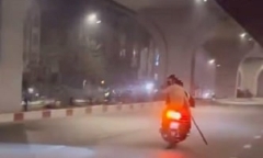 Nhóm thiếu niên kẹp 3, cầm hung khí đe doạ công an khi bị truy bắt giữa đêm tại Hà Nội