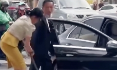 Người đàn ông đi xe Mercedes rút hung khí đe dọa nhân viên môi trường xin lỗi