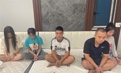 Bắt quả tang 2 nam, 3 nữ làm  "điều mờ ám " trong nhà nghỉ 