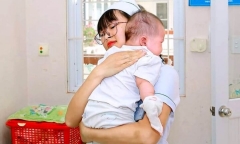 Bộ trưởng Bộ Y tế khen ngợi nữ điều dưỡng cấp cứu em bé bị sặc sữa trên xe taxi