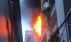 Cháy nhà 5 tầng ở Hà Nội, lửa bốc ngùn ngụt