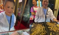 Nhặt được vàng từng bãi rác, người phụ nữ đem đi bán và cái kết hy hữu
