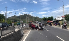 Kịp thời giải cứu 4 người mắc kẹt trong ô tô lật ngửa sau khi nổ lốp, va chạm liên hoàn