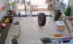 Clip: Bánh xe tải bất ngờ văng ra, 
