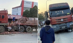 Nhóm thanh thiếu niên điều khiển xe máy 