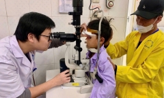 Bệnh nhi 9 tuổi có thể mất thị lực vĩnh viễn do bị ná cao su bắn vào mắt